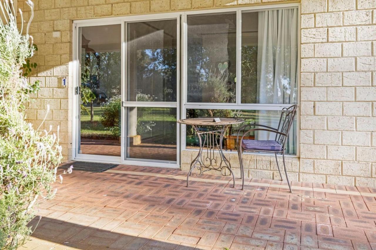 וונרופ Inn The Tuarts Guest Lodge מראה חיצוני תמונה