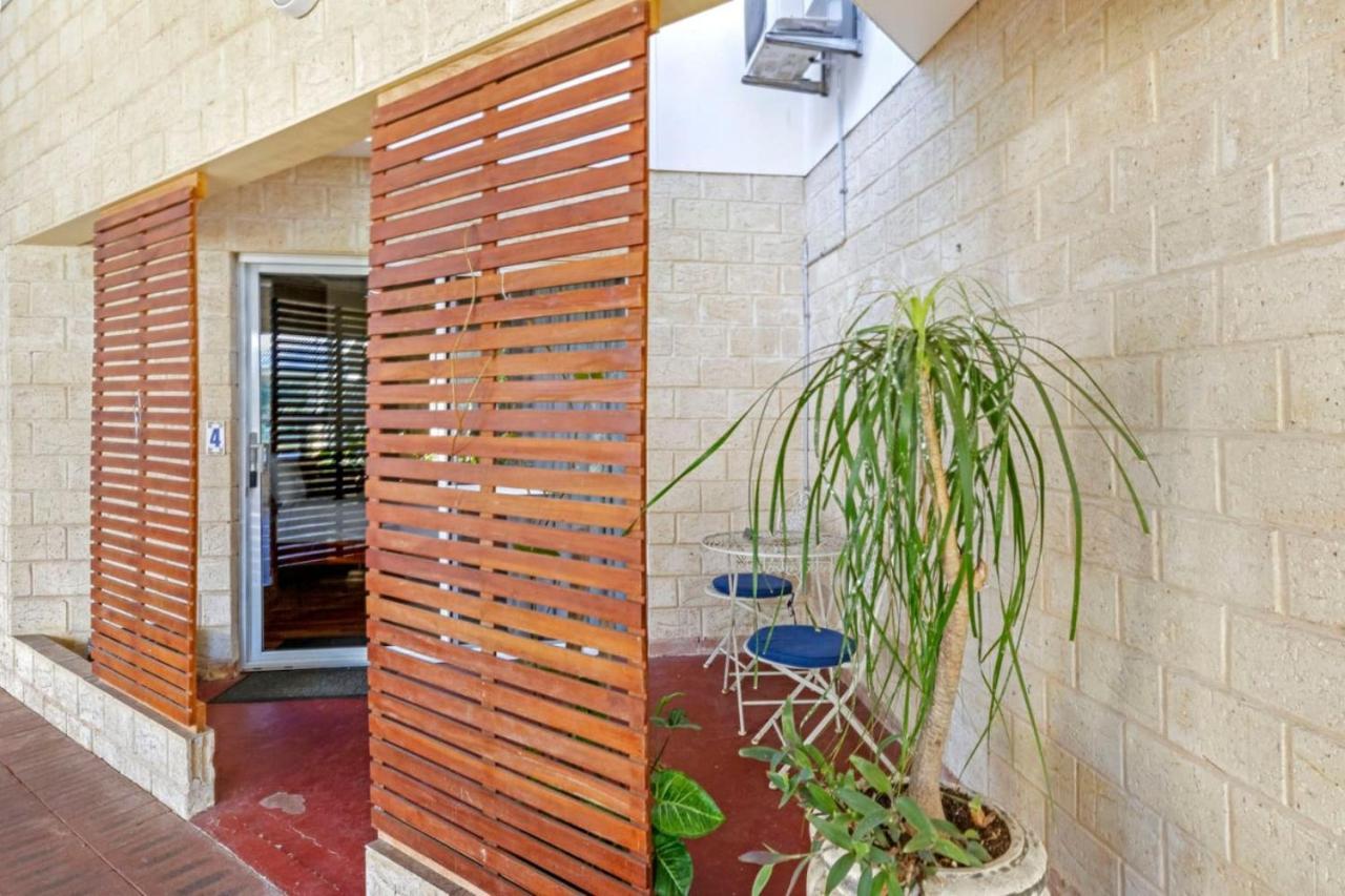 וונרופ Inn The Tuarts Guest Lodge מראה חיצוני תמונה