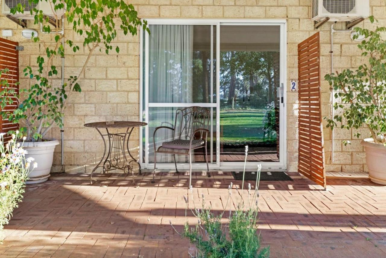 וונרופ Inn The Tuarts Guest Lodge מראה חיצוני תמונה