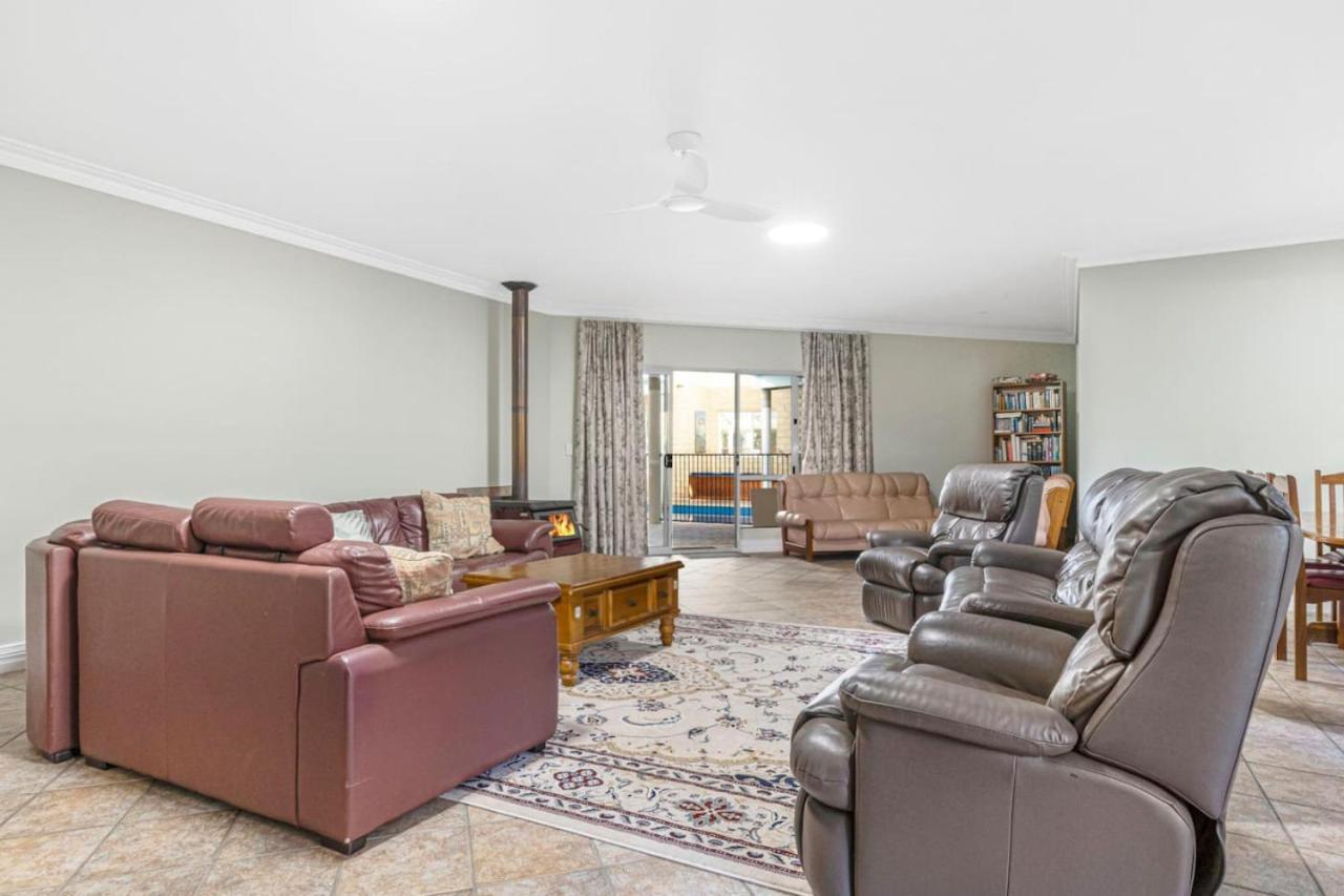 וונרופ Inn The Tuarts Guest Lodge מראה חיצוני תמונה