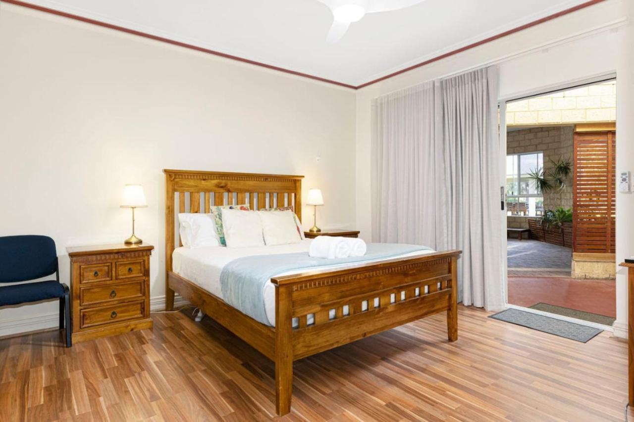 וונרופ Inn The Tuarts Guest Lodge מראה חיצוני תמונה