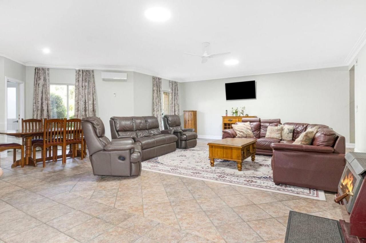 וונרופ Inn The Tuarts Guest Lodge מראה חיצוני תמונה