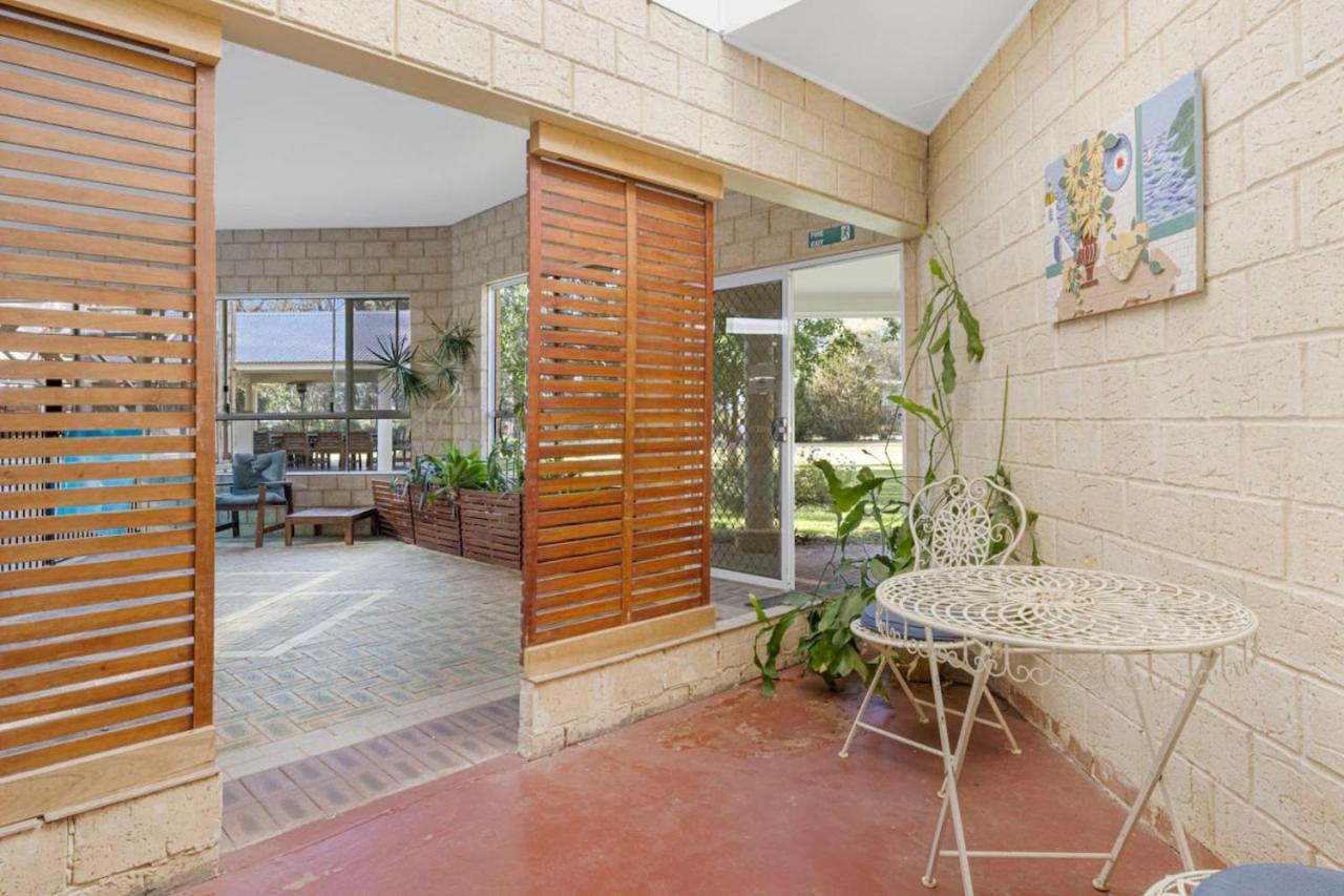 וונרופ Inn The Tuarts Guest Lodge מראה חיצוני תמונה