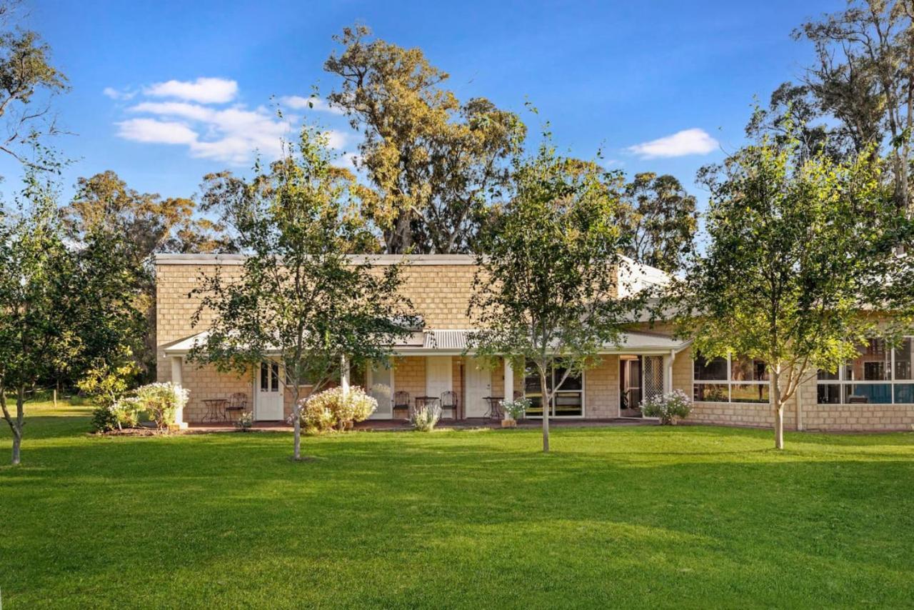 וונרופ Inn The Tuarts Guest Lodge מראה חיצוני תמונה